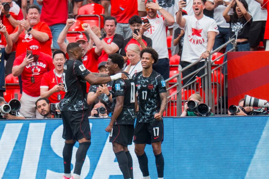 Seis goles, dos expulsados y un fracturado en Canadá-Catar
