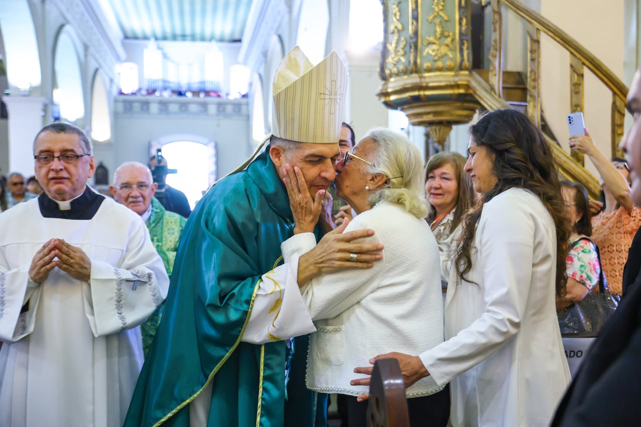 El saludo entre el obispo Gabriel y su madre.