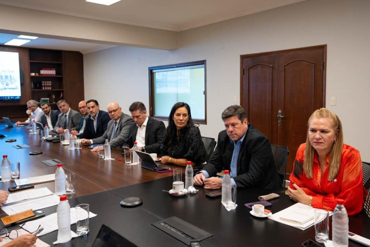 Autoridades de ambos ministerios, Salud y Obras públicas en reuníon con el presidente Santiago Peña.