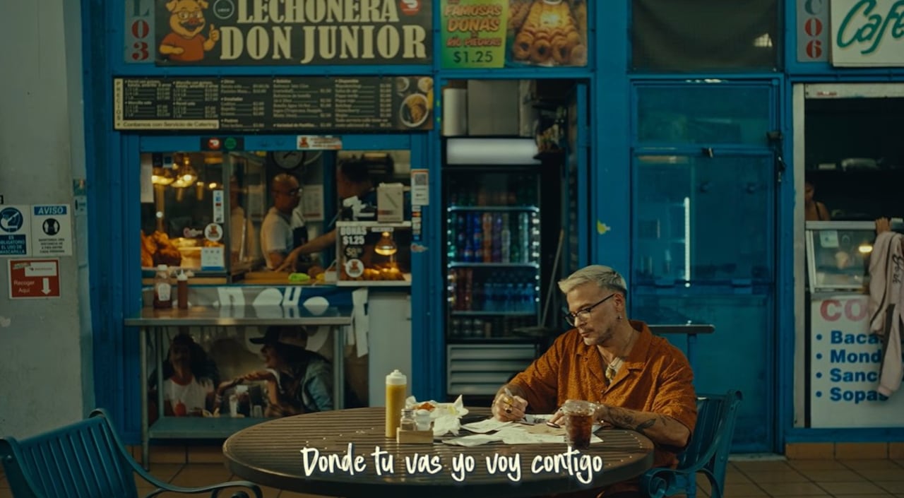 "Fulanito" de Pedro Capó. La canción homónima del disco transcurre en un solo lugar: un puesto de venta de comida mientras el protagonista realiza dibujos que forman parte de la identidad visual de todo el álbum.