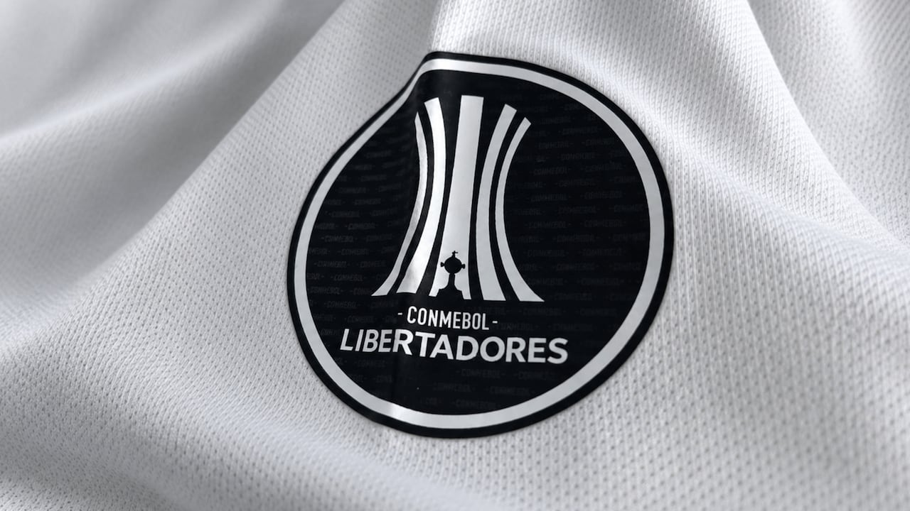 Insignia de la Conmebol Libertadores que portan los clubes participantes en sus camisetas.