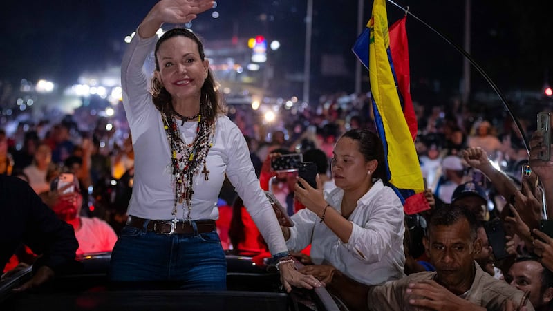 La líder opositora y premio nobel de la paz 2025, María Corina Machado, saluda a simpatizantes, el pasado domingo, en Caracas (Venezuela). Miles de personas salieron al encuentro de la caravana que Machado encabezó por unos cinco estados en el norte de Venezuela hasta llegar a la capital, Caracas, después de su esperado regreso al país.