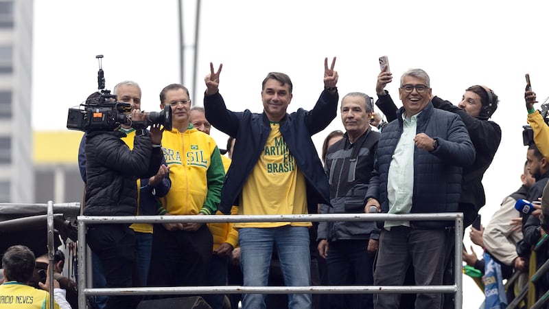 El candidato a la Presidencia de Brasil, Flávio Bolsonaro (c), asiste a un acto político, en la Avenida Paulista, en São Paulo (Brasil).