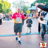 “Che karia’yete”: Abuelo de 80 años ¡brilla! en maratón