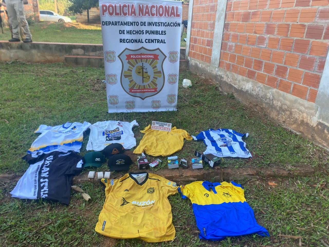 Estas prendas también fueron incautadas como evidencia.
