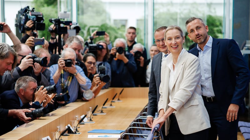 (De izquierda a derecha) Tino Chrupalla, copresidente del grupo parlamentario y del partido Alternativa para Alemania (AfD), Alice Weidel, copresidenta del grupo parlamentario y del partido AfD, y Ulrich Siegmund, principal candidato de la AfD en Sajonia-Anhalt, posan para los medios durante una rueda de prensa en Berlín, Alemania.