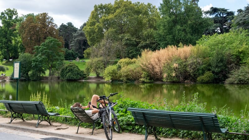 Una persona disfruta de la tranquilidad en el parque en las afueras de Paris, Francia.