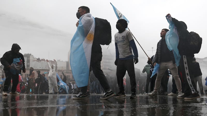 Protestas en Argentina por incumplimiento de la ley de financiamiento universitario.