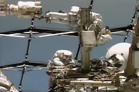 Video: Astronautas realizan caminata espacial fuera de la estación EEI