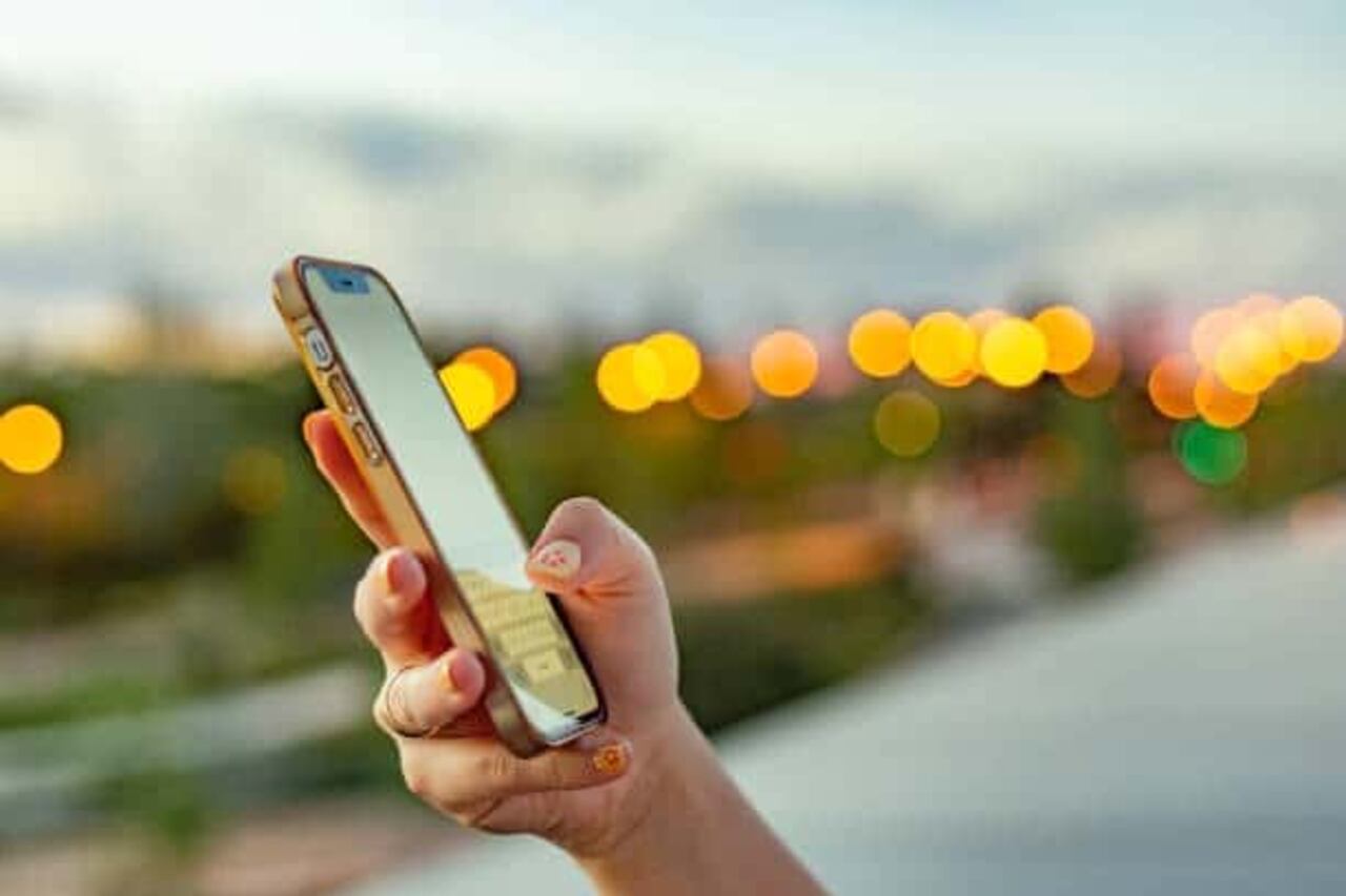 La revolución de la tecnología permite realizar apuestas de manera virtual, sin necesidad de ingresar a un casino, sino que sólo desde el celular ya es posible. El desafío es que los jugadores distingan las plataformas legales e ilegales, una garantía para recibir premios.