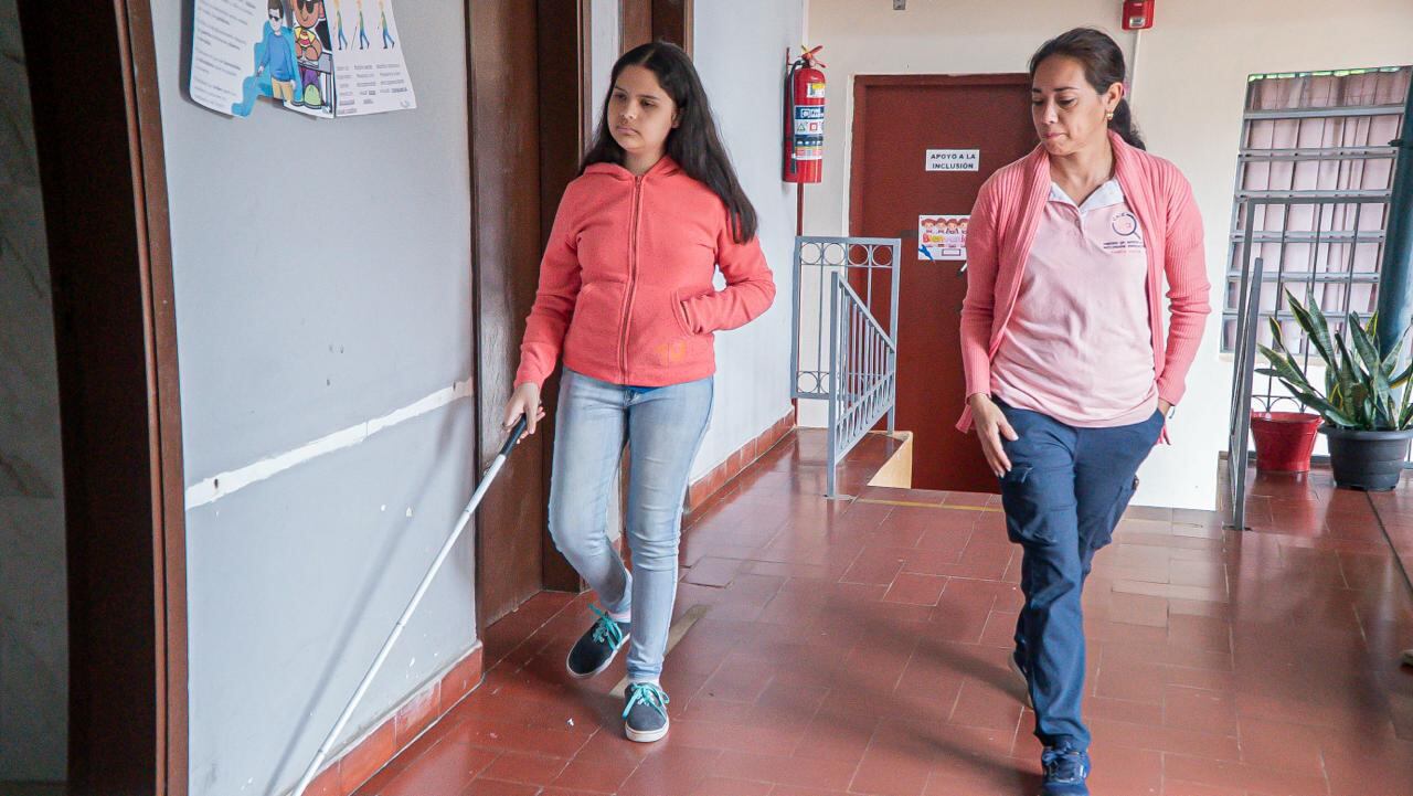 Diariamente reciben entrenamiento para poder desplazarse en las calles sin necesidad de pedir ayuda.