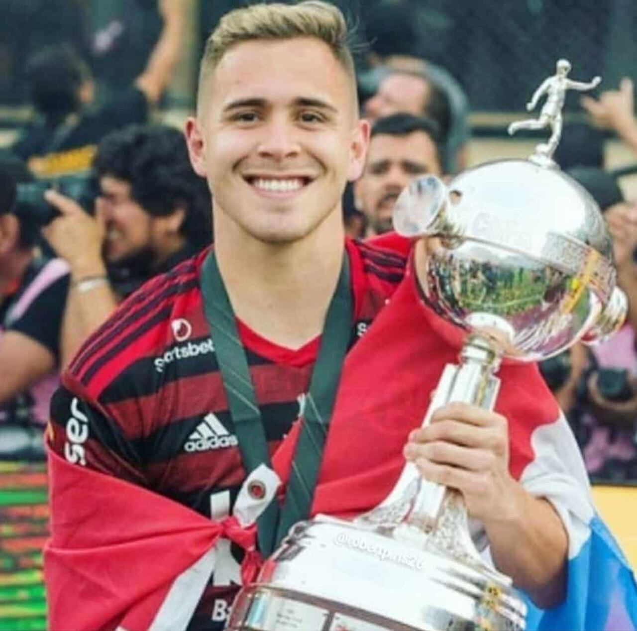 Robert Piris Da Motta con la Copa Libertadores y la bandera paraguaya.