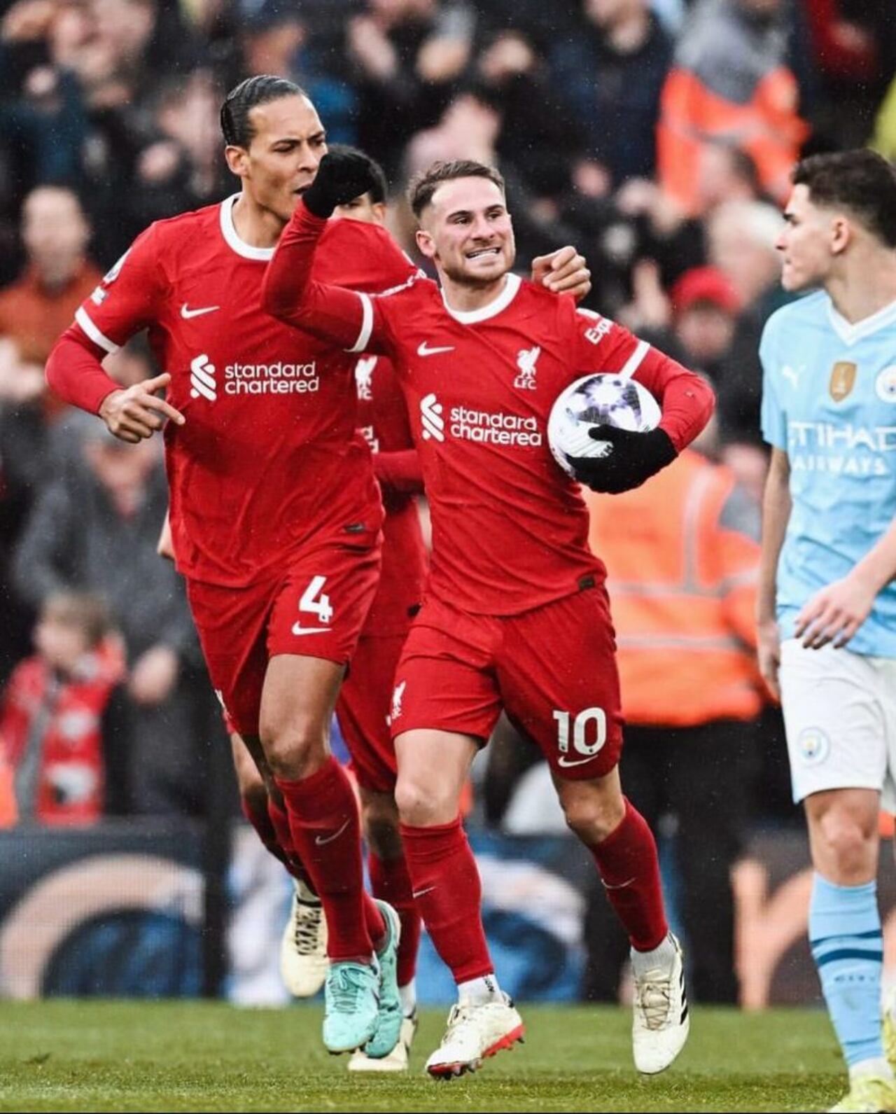 Mac Allister y Van Dijk celebrando el empate.Foto: Liverpool