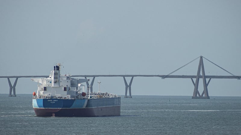 Fotografía de un buque tanquero de petróleo navegando en Maracaibo (Venezuela). El grupo opositor venezolano Unión y Cambio pidió al Gobierno de Delcy Rodríguez que haga público el alcance, los términos y condiciones del acuerdo petrolero anunciado entre el país suramericano y Estados Unidos.