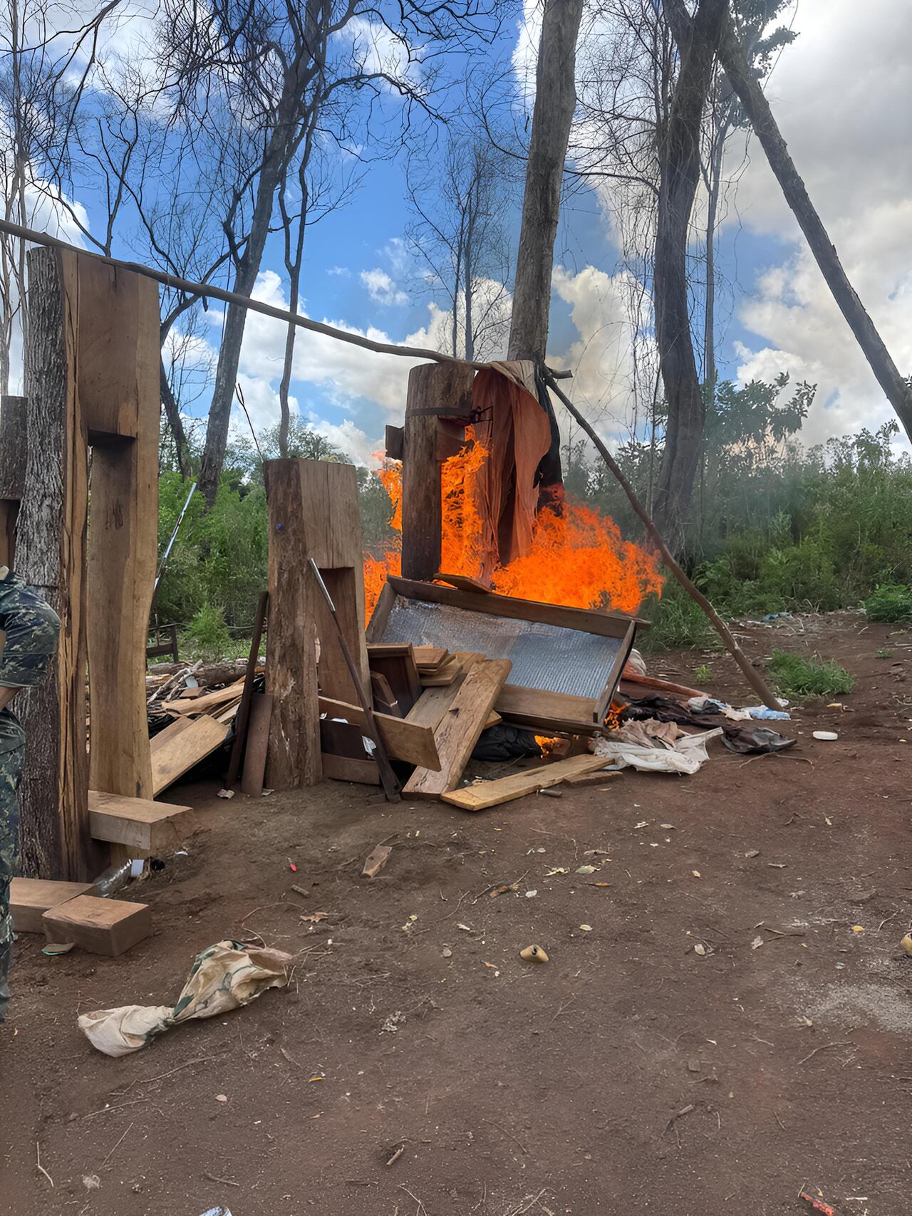 Campamentos clandestinos equipados con prensas y otros enseres fueron incinerados.