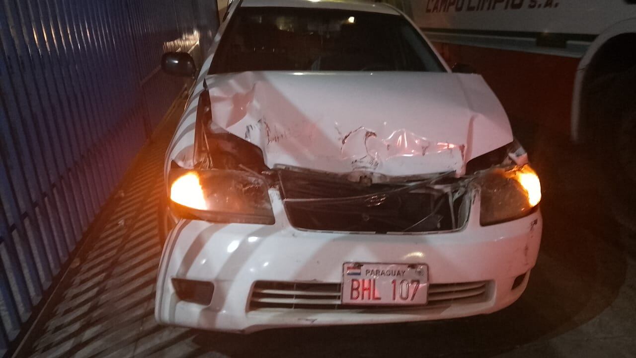 En estas condiciones de destrucción quedó el automóvil de la señora Limpia Chamorro tras el impacto del bus al perder sus frenos.