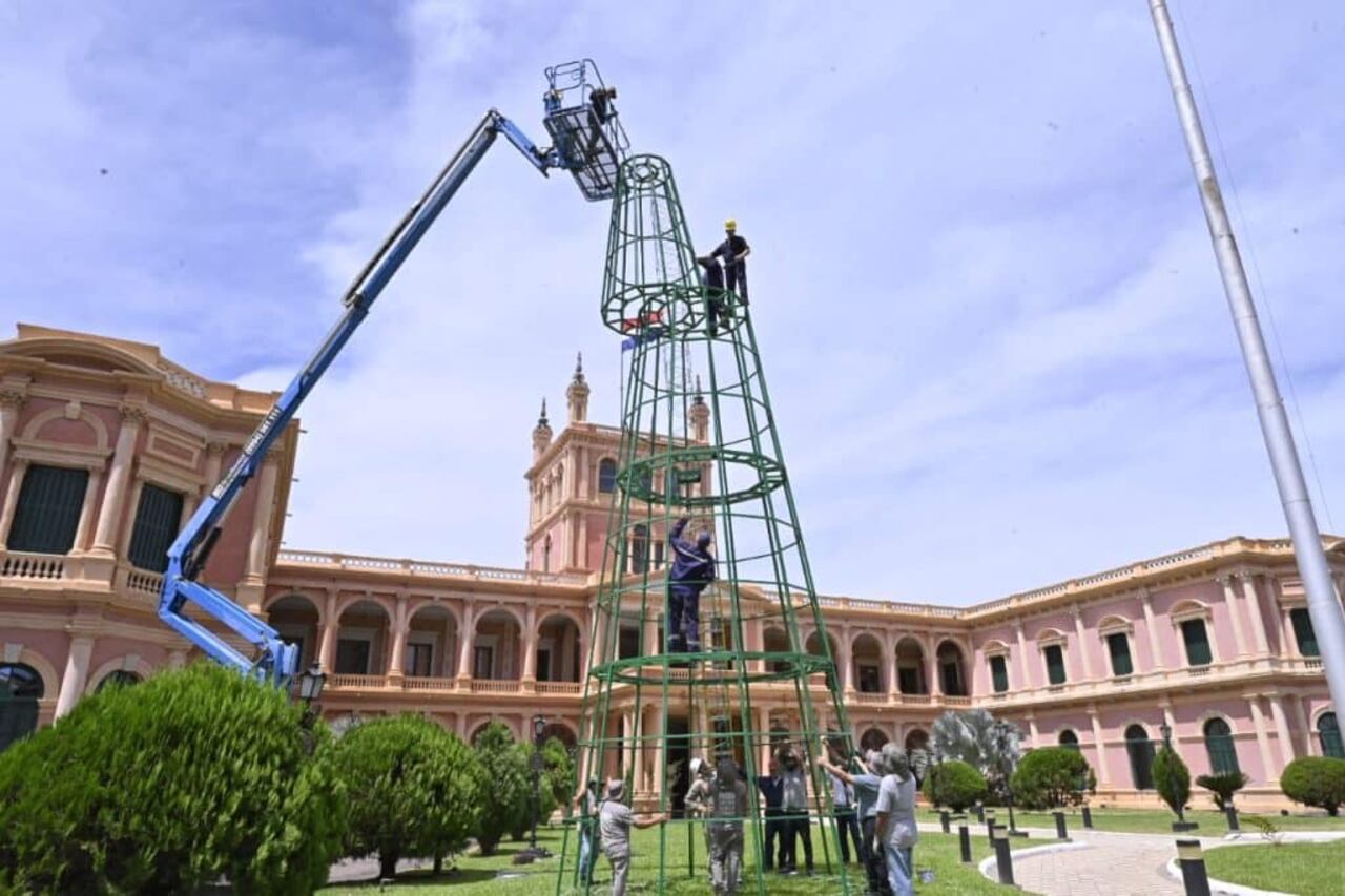Así armaron el árbol de navidad frente al Palacio. Foto Gentileza