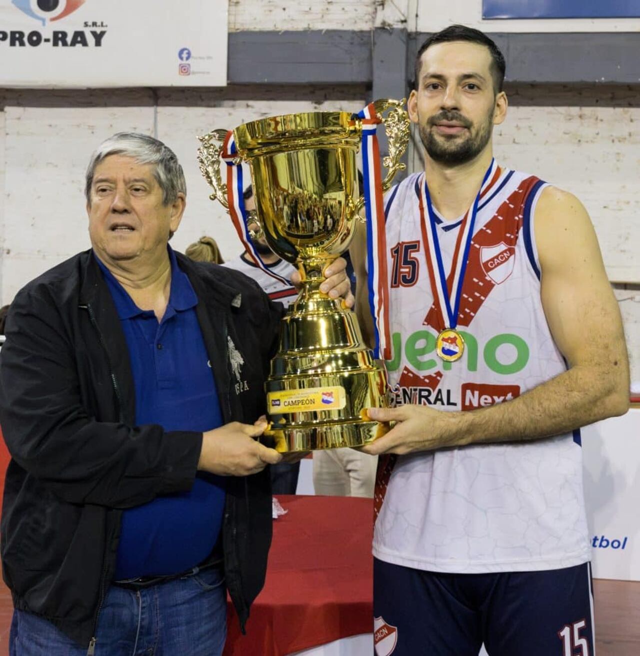 El capitán ciudense, y MVP de las finales, Nelson Peralta, recibe el trofeo de campeón de parte del Presidente de la CPB, Carlos María Ljubetic.