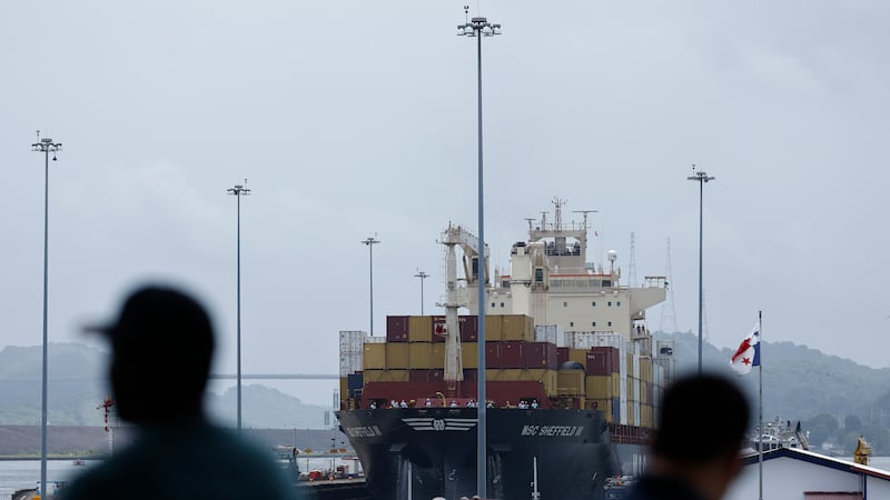 Un buque con mercancías navegando por las esclusas de Miraflores en el Canal de Panamá en Ciudad de Panamá (Panamá). (EFE)