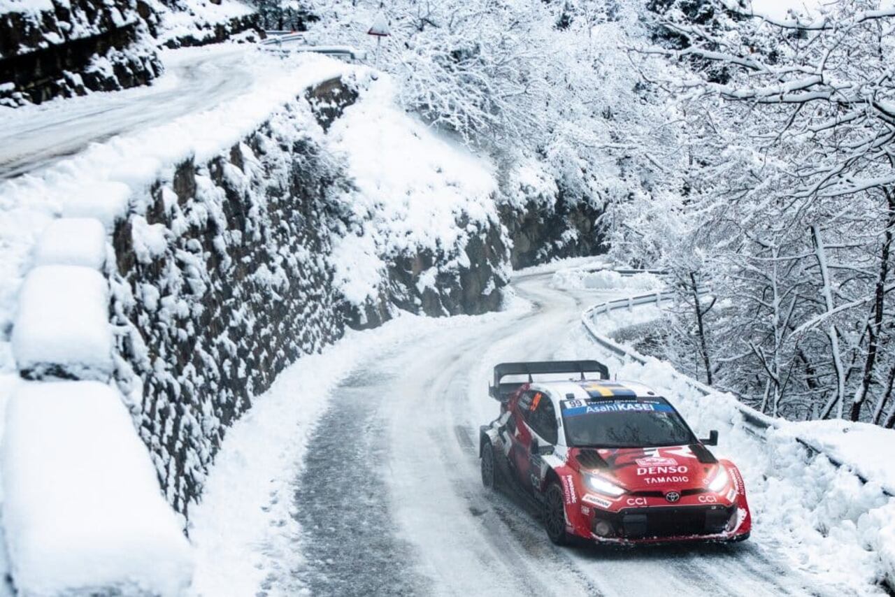 Solberg en uno de los tramos cubiertos de nieve del primer rally de la temporada.
