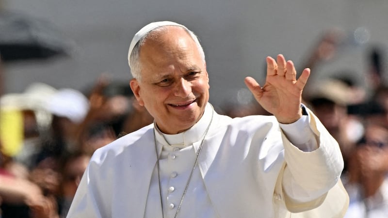 El papa León XIV, en la plaza de San Pedro, saluda a los feligreses tras la audiencia general de hoy.
