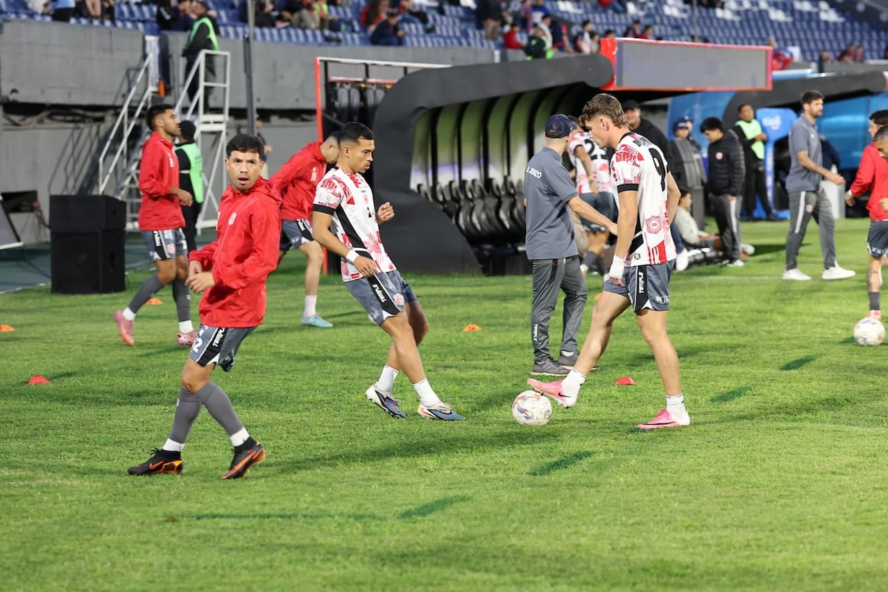 Calentamiento de la plantilla de Sportivo San Lorenzo.