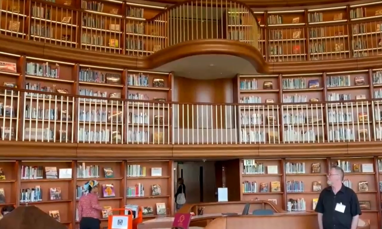 La biblioteca ofrece una selección de publicaciones para todas las edades.