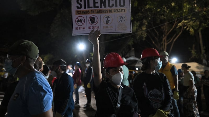 Rescatistas trabajan en una zona critica de Cali, afectada por el terremoto de pasado lunes, en Colombia.