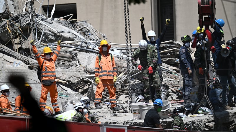 Rescatistas trabajan en una zona golpeada por el sismo en Cali, Colombia, el pasado lunes.
