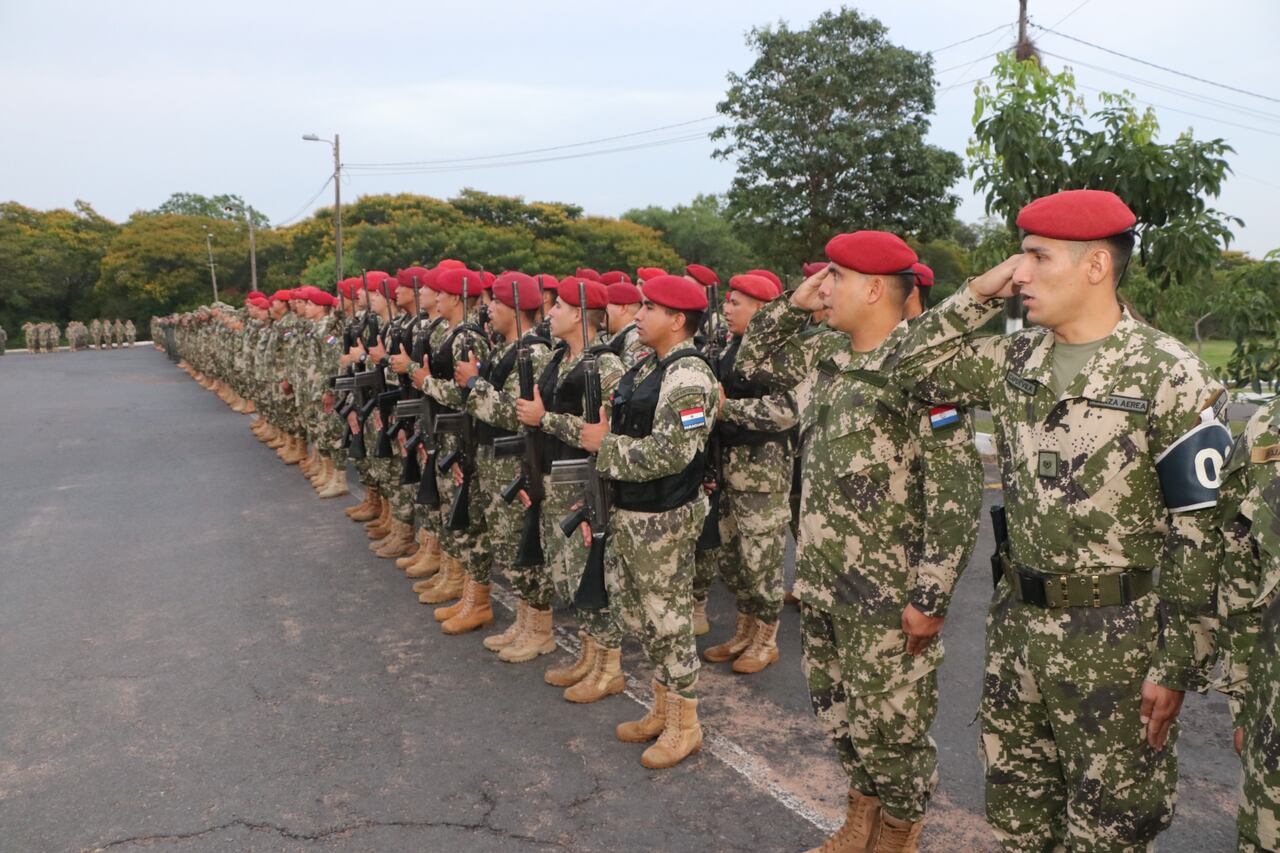 El perfil de los jóvenes que se forman en la fuerza aérea siempre son personas con un ideal de patriotismo, disciplina y profesionalismo. “Los valores que adornan al soldado paraguayo, según remarcó, no cambian con el tiempo ni con la tecnología”, explicó el comandante de la FAP.
