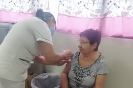 Adultos mayores lideran campaña de vacunación en IPS Ingavi