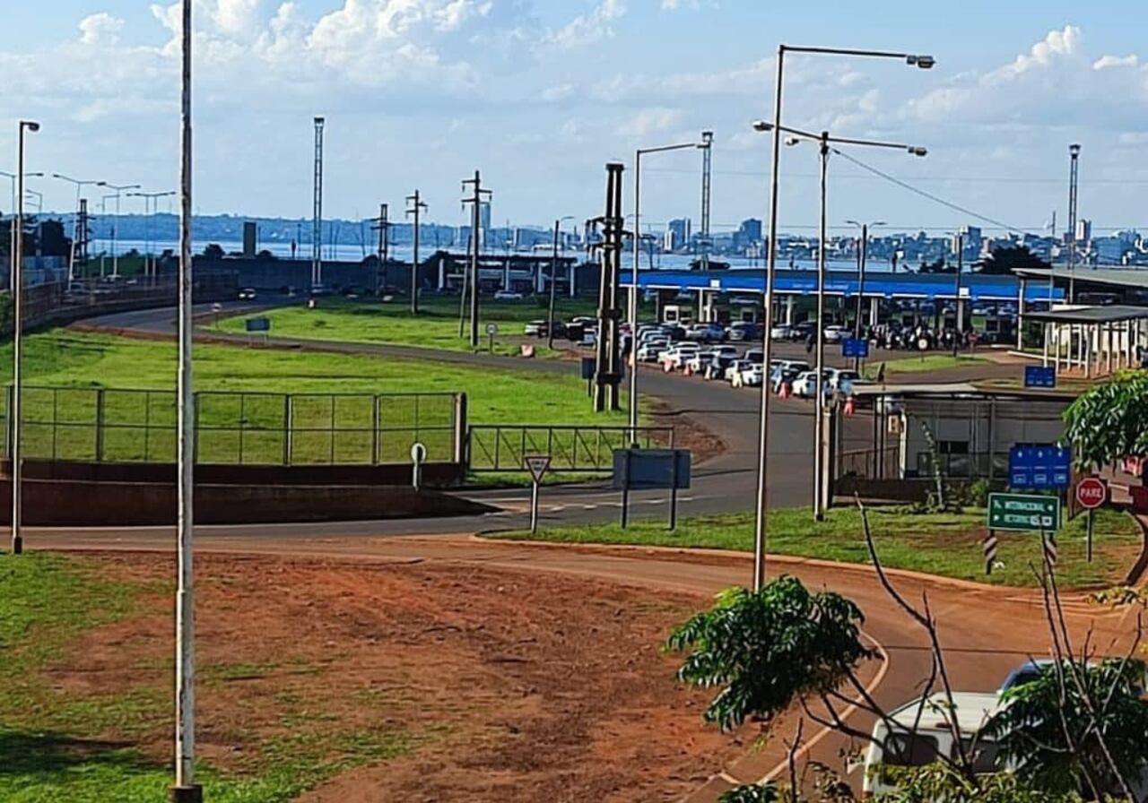 A la izquierda, al fondo se observa el camino de salida desde la zona primaria aduanera para ingresar a Posadas. Dispone de un portón que cierra el paso ante requerimientos.