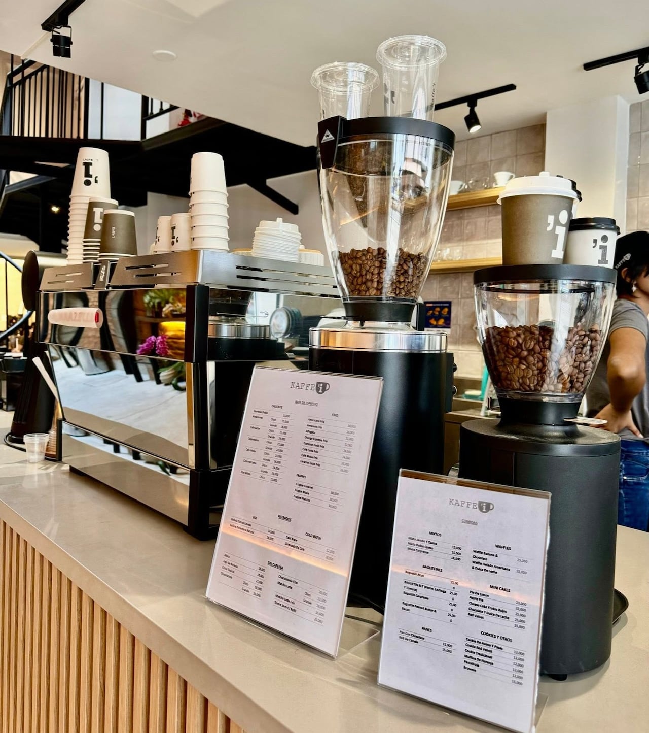 En la barra de Kaffe’i convergen tecnología de extracción de primer nivel, granos tostados en casa y una carta diseñada para guiar a los clientes en el mundo del café de especialidad.