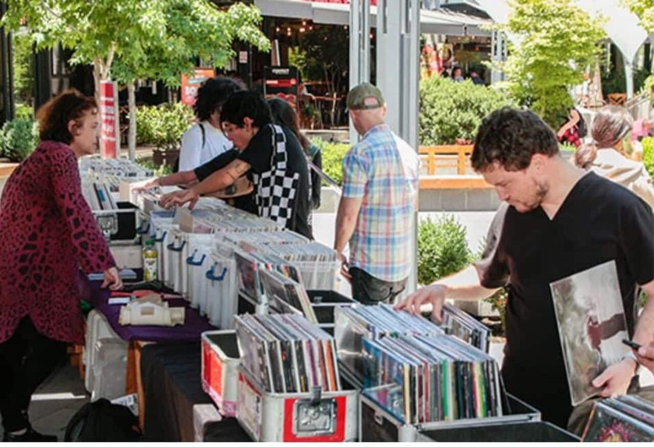 Es la primera vez que se realiza una feria de este tipo, con discos de diferentes estilos, en este local de San Lorenzo.