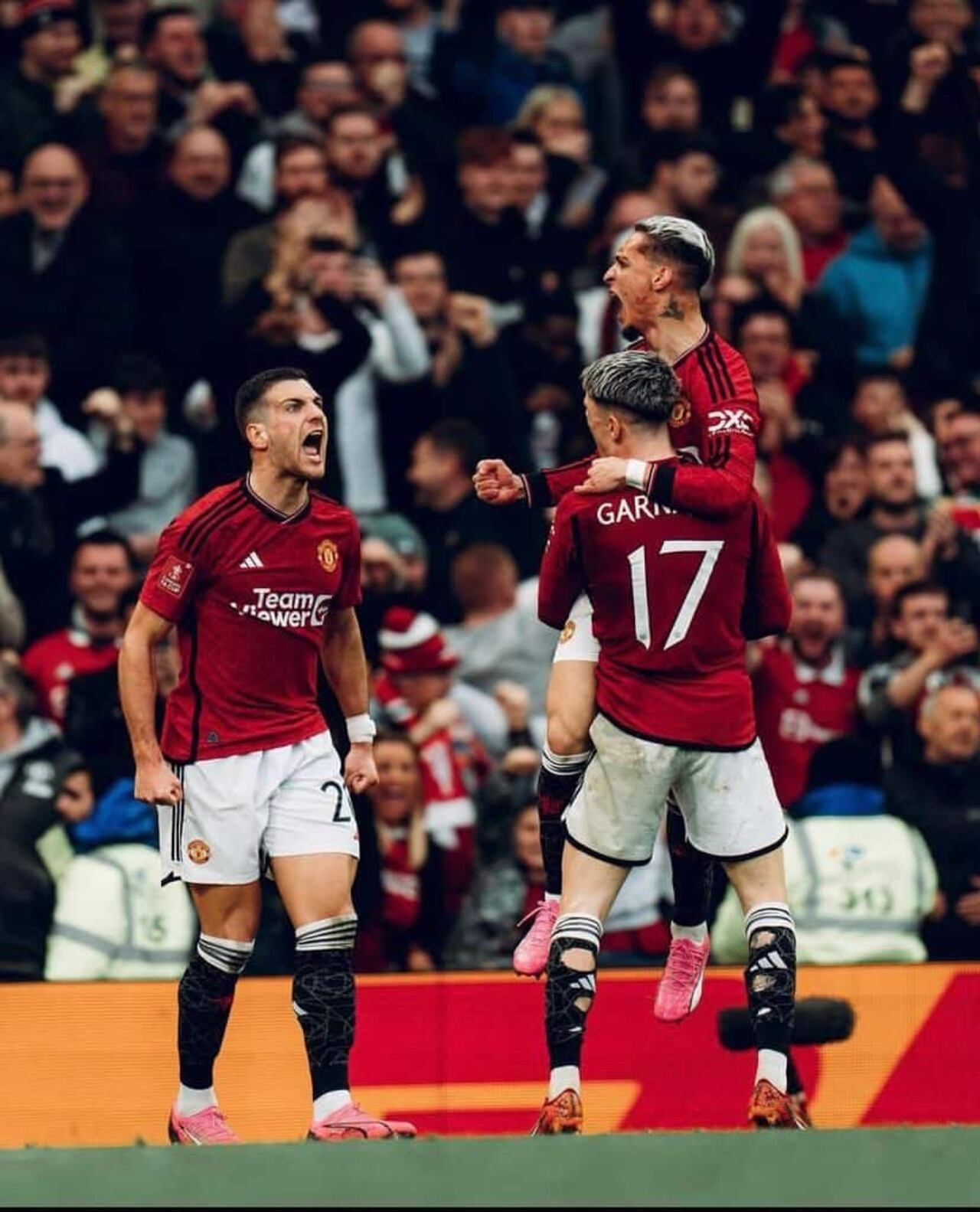 Antony festejando el empate junto a Garnacho y DalotFoto:Manchester United