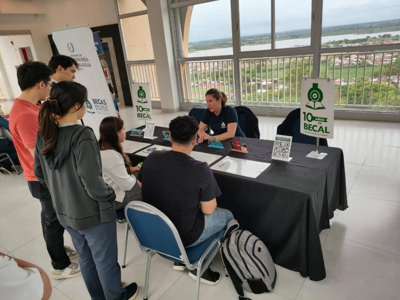 Además del refuerzo de contenidos, se prevé orientación general sobre el proceso, hábitos deestudio y preparación para los exámenes.