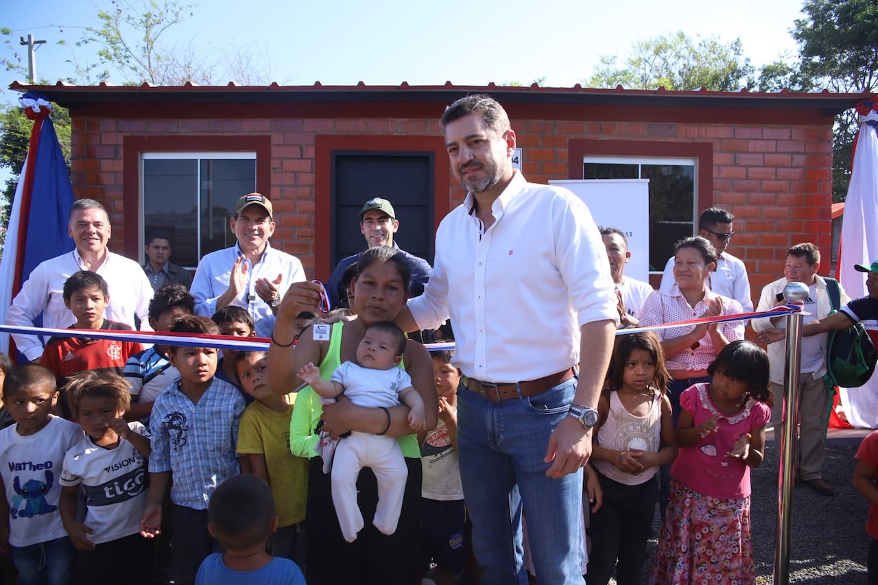 Miembros de la comunidad indígena San Isidro–Arroyo Guasu recibieron las llaves de su casa propia.