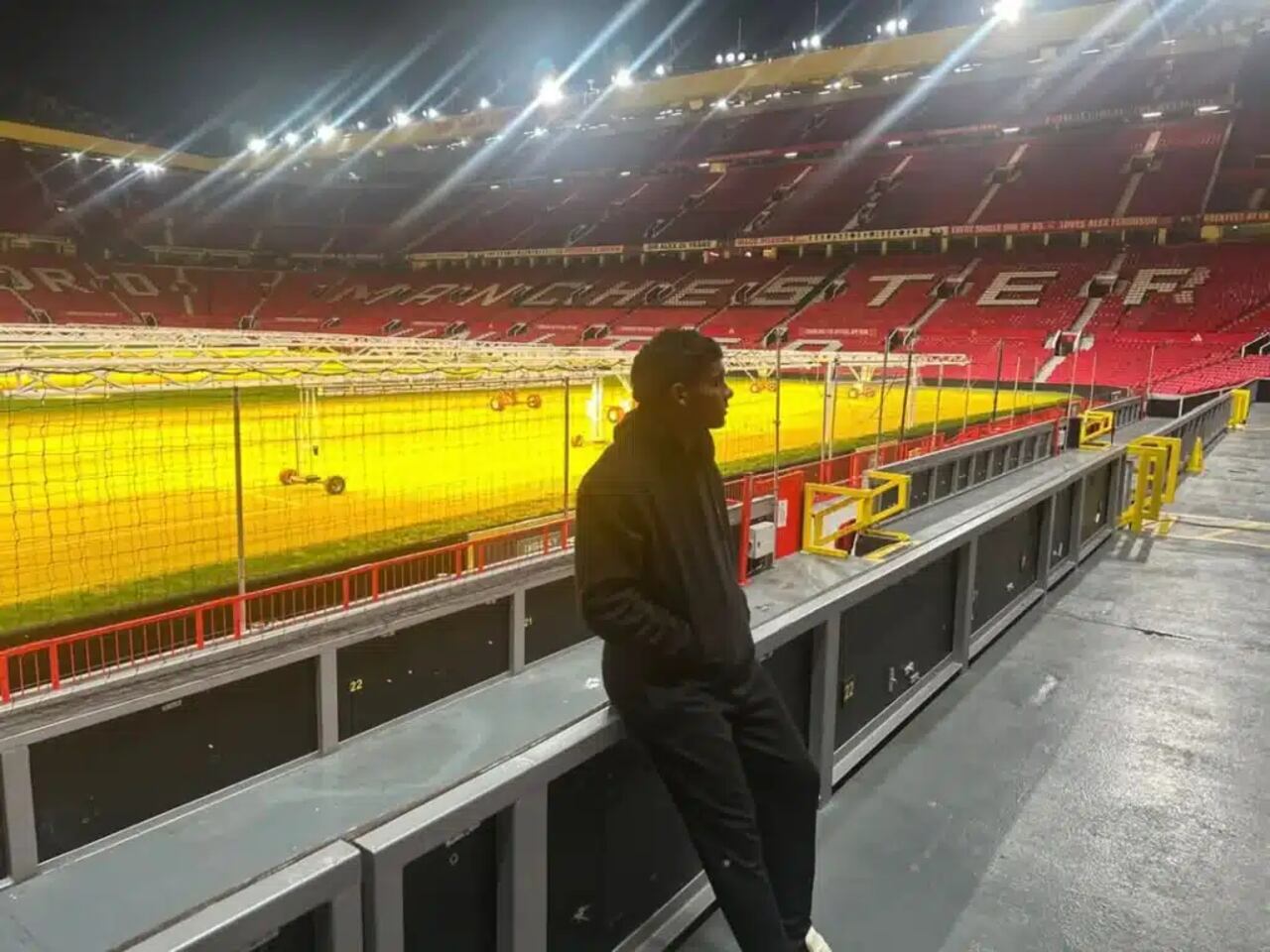 Diego León conociendo su nueva casa: el Old Trafford de Manchester.