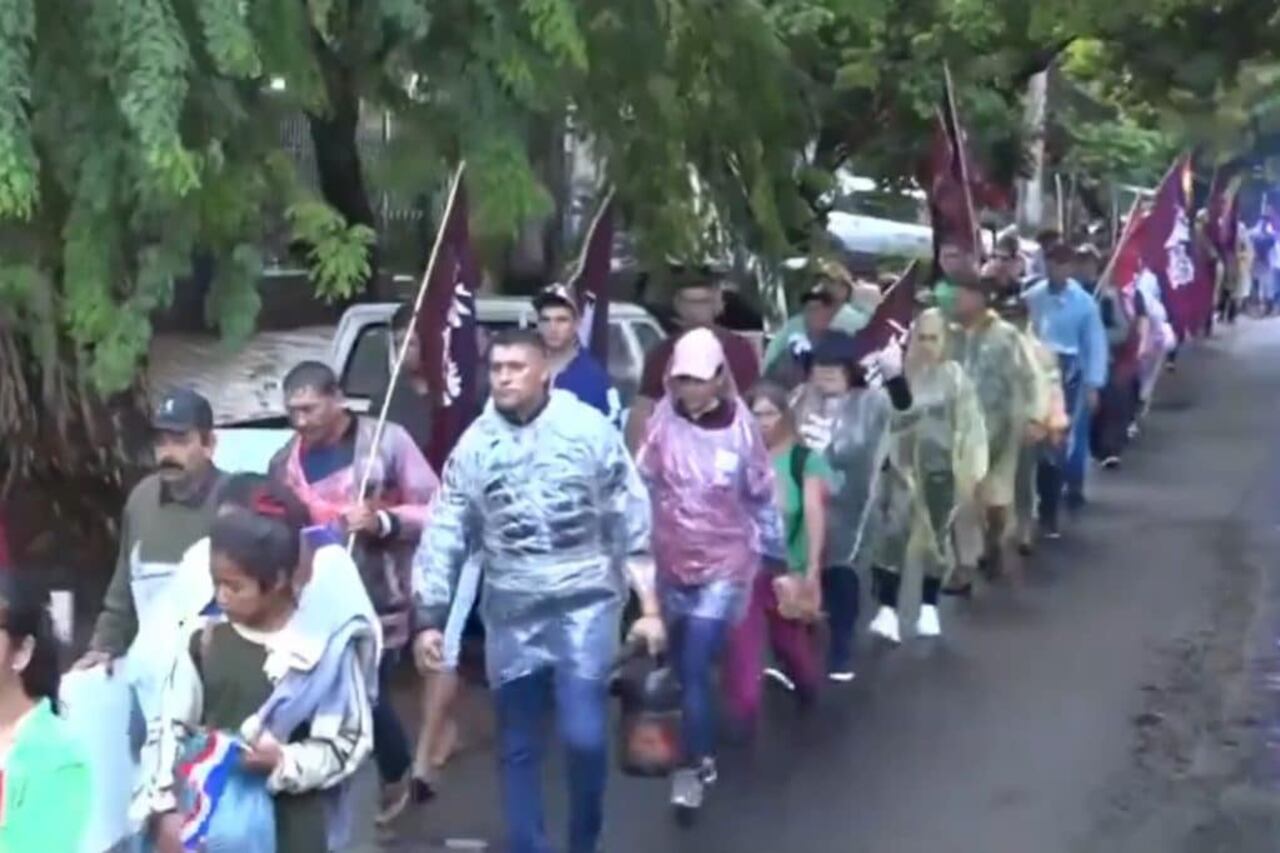 Miembros de Paraguay Pyahurá, desviando el itinerario previamente establecido