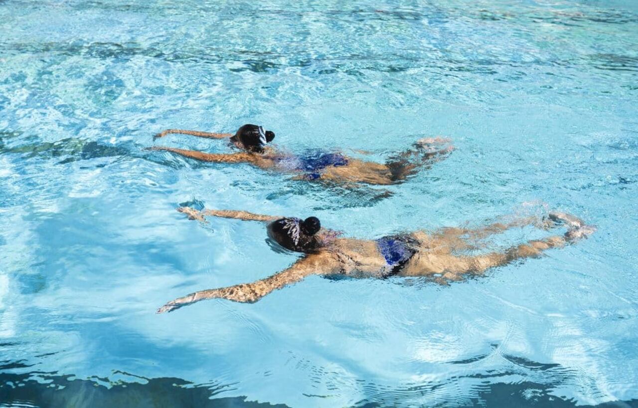 Entre los beneficios más frecuentes se mencionan mejoras en casos de asma, artritis, problemas decolumna, sobrepeso y rehabilitación postural.