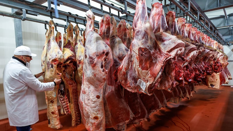 Imagen ilustrativa en la que se observa un frigorífico de carne vacuna. Estados Unidos abrirá su mercado por 90 días para la importación libre de aranceles de esta proteína animal. (AFP)