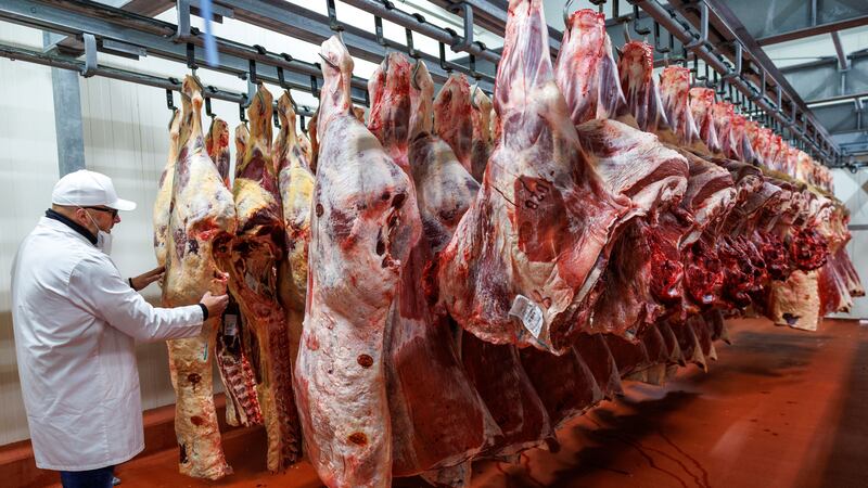 Imagen ilustrativa en la que se observa un frigorífico de carne vacuna. Estados Unidos abrirá su mercado por 90 días para la importación libre de aranceles de esta proteína animal. (AFP)