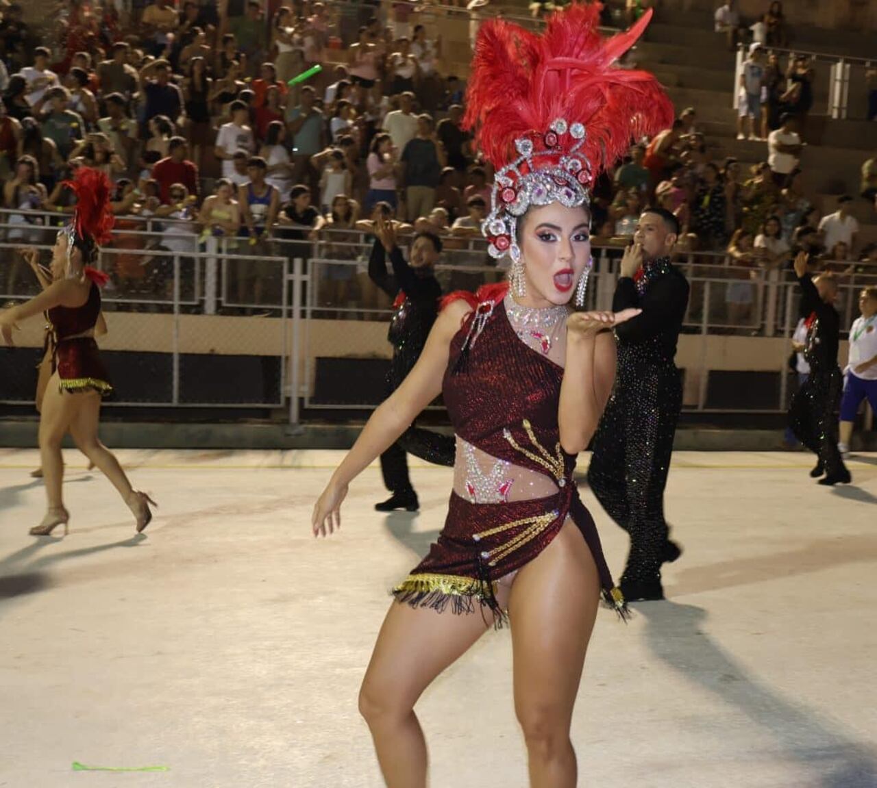 Esta atractiva bailarina del club Pettirossi lanza un beso al público que la sigue con sus aplausos.