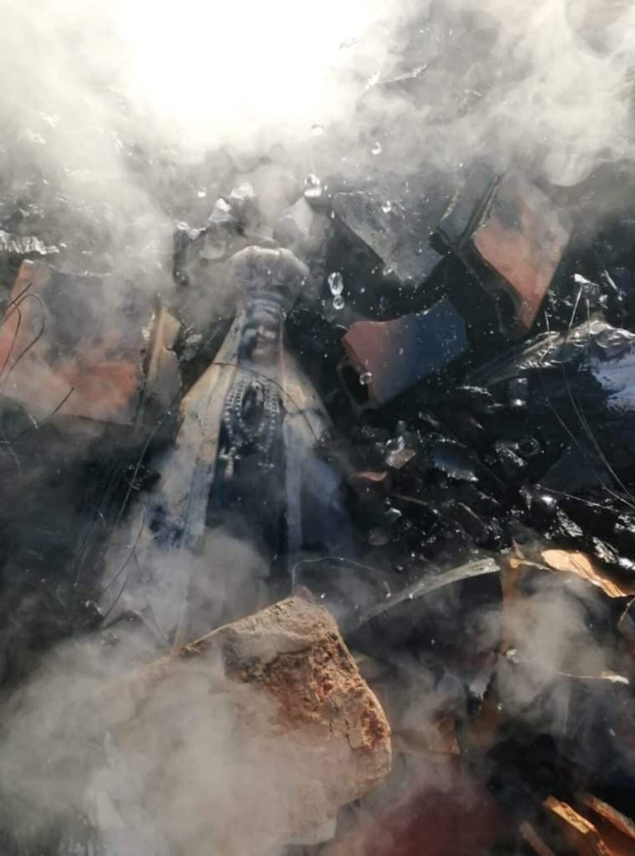 La familia quedó profundamente conmovida al ver la imagen, única pertenencia que lesquedó tras el incendio.