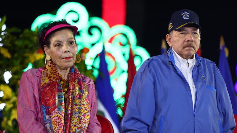 El mandatario de Nicaragua, Daniel Ortega (d) junto a su copresidente, Rosario Murillo, durante un acto oficial en Managua.