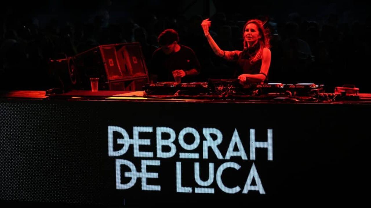 Deborah De Luca interactuó con el público en su show en las primeras horas del sábado.