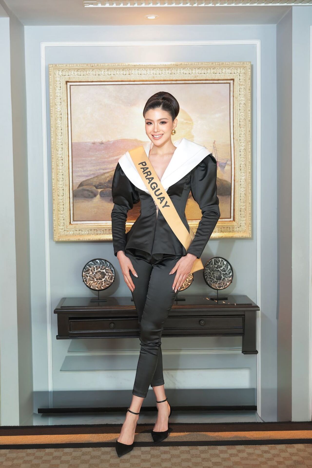 La Miss Grand Paraguay apuesta por un look negro, sobrio y elegante.