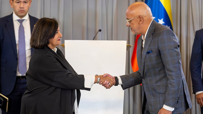 Fotografía tomada el pasado 12 de agosto de 2026 que muestra a la exdiputada y expresidenta de la Asamblea Nacional de Venezuela (2015), Dinorah Figuera (i), saludando al presidente del Parlamento de Venezuela, Jorge Rodríguez, durante la última sesión de la mesa de diálogo en Caracas (Venezuela). El chavismo y un grupo de exdiputados opositores de Venezuela instalarán hoy el segundo ciclo de un diálogo respaldado por Estados Unidos, con exigencias de organizaciones y facciones políticas, como una fecha de elecciones, la liberación de los presos políticos, así como el levantamiento de sanciones, esta última petición a solicitud del Gobierno.