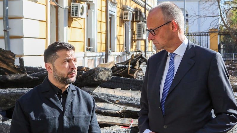El presidente ucraniano Volodimir Zelenski (izquierda) y el canciller federal alemán Friedrich Merz hablan cerca del edificio de la Academia Nacional de Ciencias de Ucrania en Kiev, capital ucraniana.