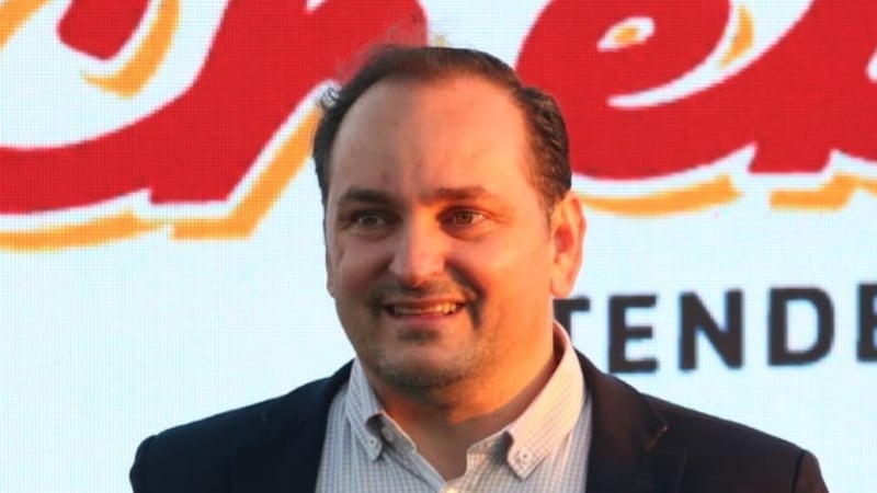 El candidato a intendente municipal de Encarnación, Sebastián “Cheba” Remezowski, presentó oficialmente su candidatura a las municipales de octubre próximo. El acto se cumplió en la réplica de la Estación del Ferrocarril.